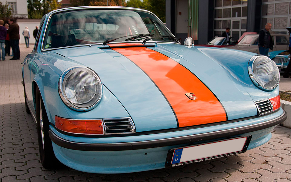 Ein Oldtimer Porsche in Gulf-Lackierung